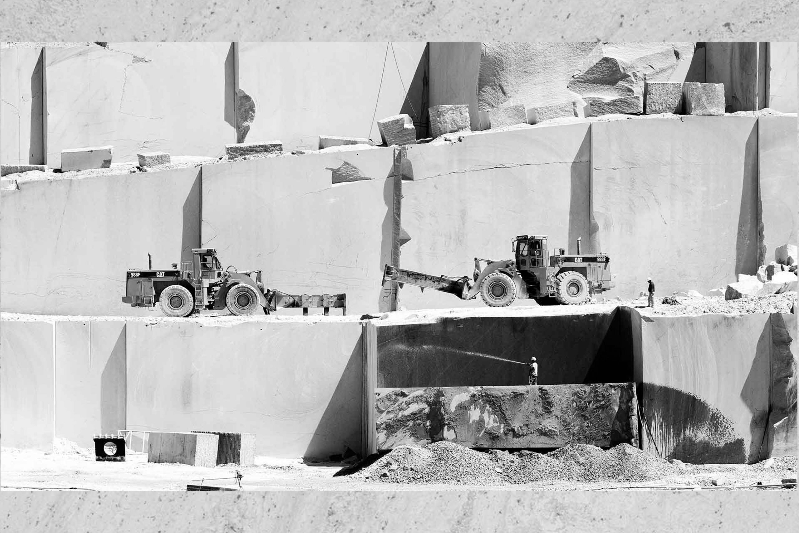 Fotografía en blanco y negro de una de las canteras en las que habitualmente se trabaja